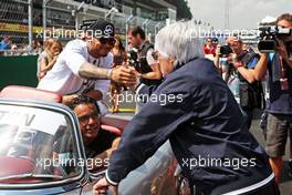 (L to R): Lewis Hamilton (GBR) Mercedes AMG F1 with Bernie Ecclestone (GBR) on the drivers parade. 01.11.2015. Formula 1 World Championship, Rd 17, Mexican Grand Prix, Mexixo City, Mexico, Race Day.