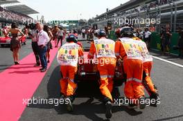 Marshals push start a car on the drivers parade. 01.11.2015. Formula 1 World Championship, Rd 17, Mexican Grand Prix, Mexixo City, Mexico, Race Day.