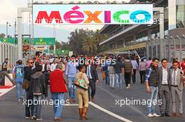 Fans enjoy a pit lane walkabout. 29.10.2015. Formula 1 World Championship, Rd 17, Mexican Grand Prix, Mexixo City, Mexico, Preparation Day.