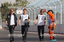 Fernando Alonso (ESP) McLaren and Stoffel Vandoorne (BEL) McLaren Test and Reserve Driver walk the circuit. 29.10.2015. Formula 1 World Championship, Rd 17, Mexican Grand Prix, Mexixo City, Mexico, Preparation Day.