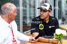 Pastor Maldonado (VEN) Lotus F1 Team with Peter Windsor (AUS) Journalist. 29.10.2015. Formula 1 World Championship, Rd 17, Mexican Grand Prix, Mexixo City, Mexico, Preparation Day.