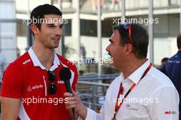 (L to R): Alexander Rossi (USA) Manor Marussia F1 Team with Nigel Mansell (GBR). 29.10.2015. Formula 1 World Championship, Rd 17, Mexican Grand Prix, Mexixo City, Mexico, Preparation Day.
