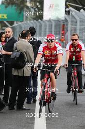 Kimi Raikkonen (FIN) Ferrari rides the circuit on his bicycle. 29.10.2015. Formula 1 World Championship, Rd 17, Mexican Grand Prix, Mexixo City, Mexico, Preparation Day.