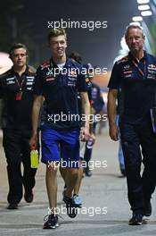 (L to R): Daniil Kvyat (RUS) Red Bull Racing with Jonathan Wheatley (GBR) Red Bull Racing Team Manager. 18.09.2015. Formula 1 World Championship, Rd 13, Singapore Grand Prix, Singapore, Singapore, Practice Day.