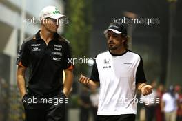 Nico Hulkenberg (GER), Sahara Force India and Fernando Alonso (ESP), McLaren Honda  18.09.2015. Formula 1 World Championship, Rd 13, Singapore Grand Prix, Singapore, Singapore, Practice Day.