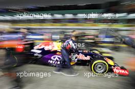 Daniil Kvyat (RUS) Red Bull Racing RB11 pushed on the grid. 20.09.2015. Formula 1 World Championship, Rd 13, Singapore Grand Prix, Singapore, Singapore, Race Day.
