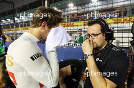 (L to R): Romain Grosjean (FRA) Lotus F1 Team with Julien Simon-Chautemps (FRA) Lotus F1 Team Race Engineer. 20.09.2015. Formula 1 World Championship, Rd 13, Singapore Grand Prix, Singapore, Singapore, Race Day.