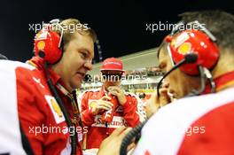 Kimi Raikkonen (FIN) Ferrari on the grid with Dave Greenwood (GBR) Ferrari Race Engineer (Left). 20.09.2015. Formula 1 World Championship, Rd 13, Singapore Grand Prix, Singapore, Singapore, Race Day.