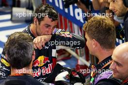 Daniel Ricciardo (AUS) Red Bull Racing celebrates his second position in parc ferme. 20.09.2015. Formula 1 World Championship, Rd 13, Singapore Grand Prix, Singapore, Singapore, Race Day.