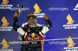 Daniel Ricciardo (AUS) Red Bull Racing celebrates his second position on the podium. 20.09.2015. Formula 1 World Championship, Rd 13, Singapore Grand Prix, Singapore, Singapore, Race Day.