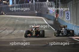 Romain Grosjean (FRA) Lotus F1 E23 and Sergio Perez (MEX) Sahara Force India F1 VJM08 battle for position. 20.09.2015. Formula 1 World Championship, Rd 13, Singapore Grand Prix, Singapore, Singapore, Race Day.
