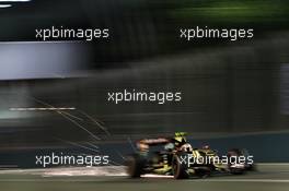 Pastor Maldonado (VEN) Lotus F1 E23 sends sparks flying. 20.09.2015. Formula 1 World Championship, Rd 13, Singapore Grand Prix, Singapore, Singapore, Race Day.