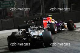 Daniil Kvyat (RUS) Red Bull Racing RB11 leads Lewis Hamilton (GBR) Mercedes AMG F1 W06. 20.09.2015. Formula 1 World Championship, Rd 13, Singapore Grand Prix, Singapore, Singapore, Race Day.
