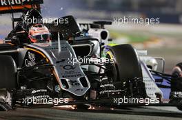 Nico Hulkenberg (GER) Sahara Force India F1 VJM08 and Felipe Massa (BRA) Williams FW37 crash during the race. 20.09.2015. Formula 1 World Championship, Rd 13, Singapore Grand Prix, Singapore, Singapore, Race Day.