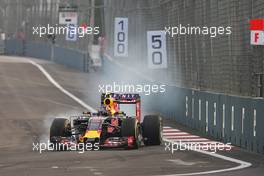 Daniil Kvyat (RUS) Red Bull Racing RB11 locks up under braking. 19.09.2015. Formula 1 World Championship, Rd 13, Singapore Grand Prix, Singapore, Singapore, Qualifying Day.