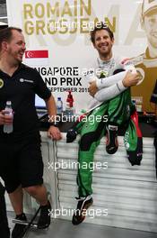 Romain Grosjean (FRA) Lotus F1 Team in Xbox overalls. 19.09.2015. Formula 1 World Championship, Rd 13, Singapore Grand Prix, Singapore, Singapore, Qualifying Day.