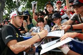 Pastor Maldonado (VEN) Lotus F1 Team signs autographs for the fans. 20.09.2015. Formula 1 World Championship, Rd 13, Singapore Grand Prix, Singapore, Singapore, Race Day.