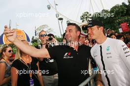 Nico Rosberg (GER) Mercedes AMG F1 with fans. 20.09.2015. Formula 1 World Championship, Rd 13, Singapore Grand Prix, Singapore, Singapore, Race Day.
