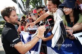 Romain Grosjean (FRA) Lotus F1 Team signs autographs for the fans. 20.09.2015. Formula 1 World Championship, Rd 13, Singapore Grand Prix, Singapore, Singapore, Race Day.
