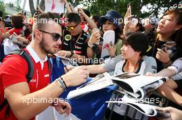Will Stevens (GBR) Manor Marussia F1 Team signs autographs for the fans. 20.09.2015. Formula 1 World Championship, Rd 13, Singapore Grand Prix, Singapore, Singapore, Race Day.
