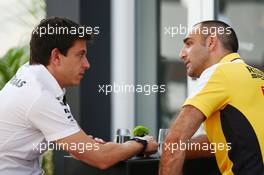 (L to R): Toto Wolff (GER) Mercedes AMG F1 Shareholder and Executive Director with Cyril Abiteboul (FRA) Renault Sport F1 Managing Director. 20.09.2015. Formula 1 World Championship, Rd 13, Singapore Grand Prix, Singapore, Singapore, Race Day.