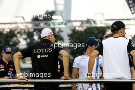 Pastor Maldonado (VEN), Lotus F1 Team and Jenson Button (GBR), McLaren Honda  20.09.2015. Formula 1 World Championship, Rd 13, Singapore Grand Prix, Singapore, Singapore, Race Day.