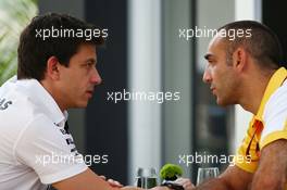 (L to R): Toto Wolff (GER) Mercedes AMG F1 Shareholder and Executive Director with Cyril Abiteboul (FRA) Renault Sport F1 Managing Director. 20.09.2015. Formula 1 World Championship, Rd 13, Singapore Grand Prix, Singapore, Singapore, Race Day.