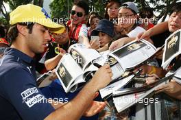 Felipe Nasr (BRA) Sauber F1 Team signs autographs for the fans. 20.09.2015. Formula 1 World Championship, Rd 13, Singapore Grand Prix, Singapore, Singapore, Race Day.