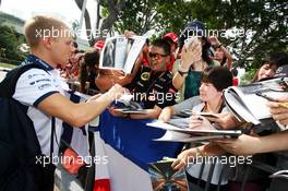 Valtteri Bottas (FIN) Williams signs autographs for the fans. 20.09.2015. Formula 1 World Championship, Rd 13, Singapore Grand Prix, Singapore, Singapore, Race Day.