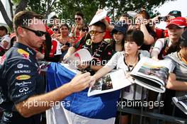 Christian Horner (GBR) Red Bull Racing Team Principal signs autographs for the fans. 20.09.2015. Formula 1 World Championship, Rd 13, Singapore Grand Prix, Singapore, Singapore, Race Day.