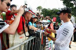Nico Rosberg (GER) Mercedes AMG F1 signs autographs for the fans. 20.09.2015. Formula 1 World Championship, Rd 13, Singapore Grand Prix, Singapore, Singapore, Race Day.