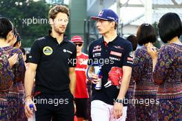 (L to R): Romain Grosjean (FRA) Lotus F1 Team with Max Verstappen (NLD) Scuderia Toro Rosso on the drivers parade. 20.09.2015. Formula 1 World Championship, Rd 13, Singapore Grand Prix, Singapore, Singapore, Race Day.