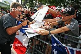 Eddie Jordan (IRE) BBC Television Pundit signs autographs for the fans. 20.09.2015. Formula 1 World Championship, Rd 13, Singapore Grand Prix, Singapore, Singapore, Race Day.