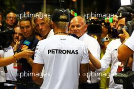 Lewis Hamilton (GBR) Mercedes AMG F1 with the media. 17.09.2015. Formula 1 World Championship, Rd 13, Singapore Grand Prix, Singapore, Singapore, Preparation Day.