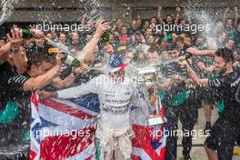 Race winner and World Champion Lewis Hamilton (GBR) Mercedes AMG F1 celebrates with the team. 25.10.2015. Formula 1 World Championship, Rd 16, United States Grand Prix, Austin, Texas, USA, Race Day.