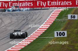 Lewis Hamilton (GBR) Mercedes AMG F1 W06 locks up under braking leading team mate Nico Rosberg (GER) Mercedes AMG F1 W06. 25.10.2015. Formula 1 World Championship, Rd 16, United States Grand Prix, Austin, Texas, USA, Race Day.