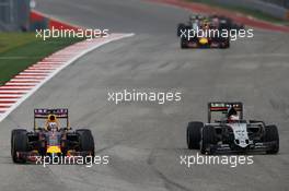Daniel Ricciardo (AUS) Red Bull Racing RB11 and Nico Hulkenberg (GER) Sahara Force India F1 VJM08 battle for position. 25.10.2015. Formula 1 World Championship, Rd 16, United States Grand Prix, Austin, Texas, USA, Race Day.