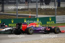 Daniel Ricciardo (AUS) Red Bull Racing RB11 and Nico Hulkenberg (GER) Sahara Force India F1 VJM08 collide. 25.10.2015. Formula 1 World Championship, Rd 16, United States Grand Prix, Austin, Texas, USA, Race Day.
