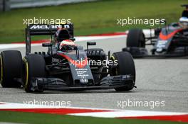 Jenson Button (GBR) McLaren MP4-30 leads team mate Fernando Alonso (ESP) McLaren MP4-30. 25.10.2015. Formula 1 World Championship, Rd 16, United States Grand Prix, Austin, Texas, USA, Race Day.