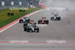 Lewis Hamilton (GBR) Mercedes AMG F1 W06 leads at the start of the race. 25.10.2015. Formula 1 World Championship, Rd 16, United States Grand Prix, Austin, Texas, USA, Race Day.