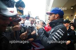 Lewis Hamilton (GBR) Mercedes AMG F1 signs autographs for the fans. 24.10.2015. Formula 1 World Championship, Rd 16, United States Grand Prix, Austin, Texas, USA, Qualifying Day.
