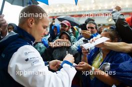 Valtteri Bottas (FIN) Williams signs autographs for the fans. 24.10.2015. Formula 1 World Championship, Rd 16, United States Grand Prix, Austin, Texas, USA, Qualifying Day.