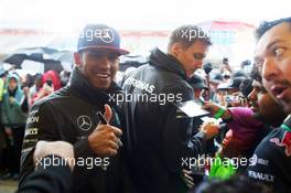 Lewis Hamilton (GBR) Mercedes AMG F1 signs autographs for the fans. 24.10.2015. Formula 1 World Championship, Rd 16, United States Grand Prix, Austin, Texas, USA, Qualifying Day.