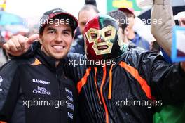 Sergio Perez (MEX) Sahara Force India F1 with fans. 24.10.2015. Formula 1 World Championship, Rd 16, United States Grand Prix, Austin, Texas, USA, Qualifying Day.