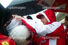 Kimi Raikkonen (FIN) Ferrari signs autographs for the fans. 24.10.2015. Formula 1 World Championship, Rd 16, United States Grand Prix, Austin, Texas, USA, Qualifying Day.