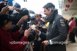 Toto Wolff (GER) Mercedes AMG F1 Shareholder and Executive Director with the fans. 24.10.2015. Formula 1 World Championship, Rd 16, United States Grand Prix, Austin, Texas, USA, Qualifying Day.