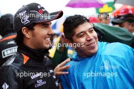 Sergio Perez (MEX) Sahara Force India F1 with fans. 24.10.2015. Formula 1 World Championship, Rd 16, United States Grand Prix, Austin, Texas, USA, Qualifying Day.