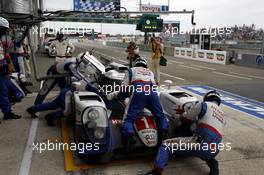 Pitstop, Sébastien Buemi, Anthony Davidson, Kazuki Nakajima #1 Toyota Racing Toyota TS040 Hybrid 14.06.2015. Le Mans 24 Hour, Race, Le Mans, France.