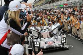 Race winners Nico Hulkenberg (GER) / Earl Bamber (NZL) / Nick Tandy (GBR) #19 Porsche Team Porsche 919 Hybrid celebrate at the end of the race. 14.06.2015. FIA World Endurance Championship Le Mans 24 Hours, Race, Le Mans, France. Race.