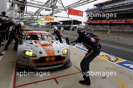Pitstop, Marco Sorensen, Christoffer Nygaard, Nicki Thiim #95 Aston Martin Racing Aston Martin Vantage GTE 14.06.2015. Le Mans 24 Hour, Race, Le Mans, France.